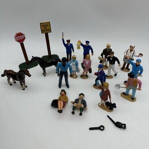 Vintage Railway Model Train People 12 Standing 2 Sitting, 2 Horses And 2 Signs